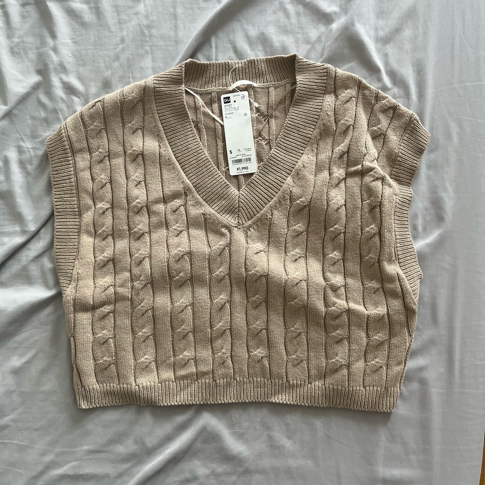 GU Beige Sweater Vest